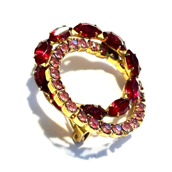 Red & pink rhinestone brooch double infinity wreath goldtone vintage mid century - Picture 2 of 7
